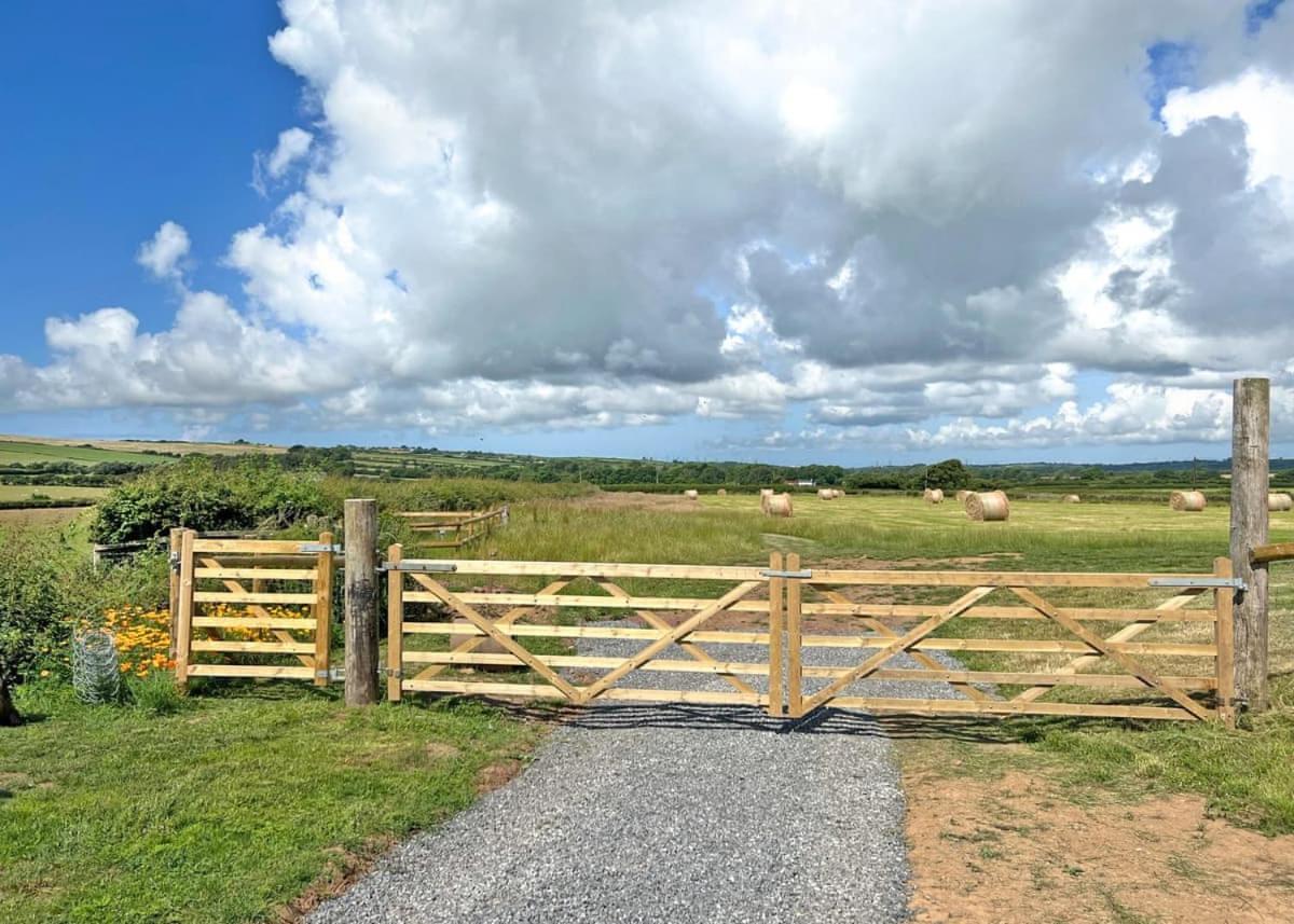 Calvesland Hideaway Hotel Manorbier Buitenkant foto